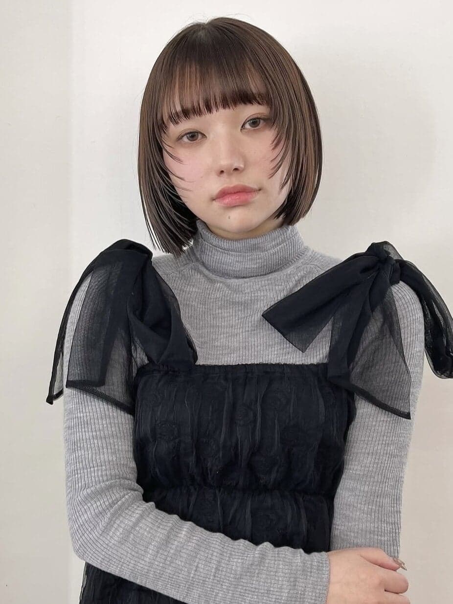 ぱっつん前髪と顔まわりレイヤーのあご下ボブ(PEEPS&Suu.)