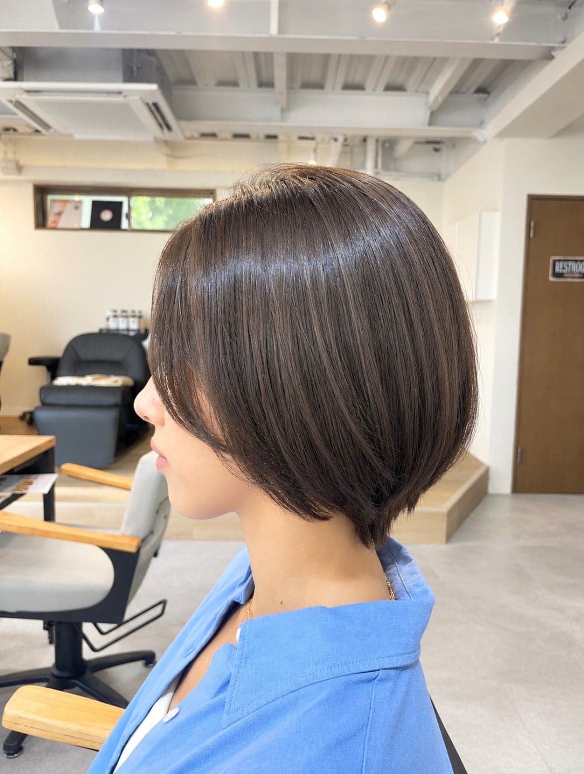 襟足すっきりの丸みあるショートボブ、ツヤのあるブラウン(PEEPS 逗子)